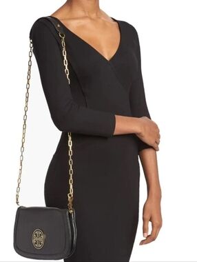 Tory Burch Amanda Logo Clutch with Removable Gold Chain, EUC